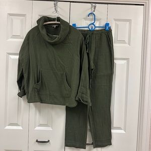 Lilla P , 2 piece, cowl neck top and pants, small/x-small, NWOT, army green